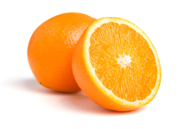 قطع برتقالة طازجة إلى نصفين.